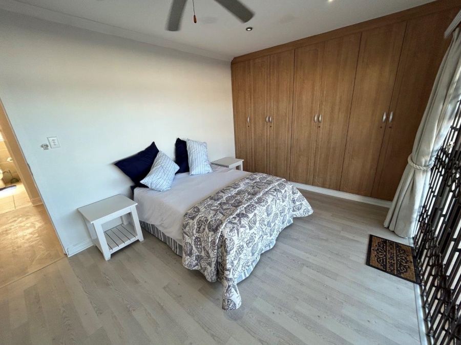 9 Bedroom Property for Sale in Wavecrest Eastern Cape